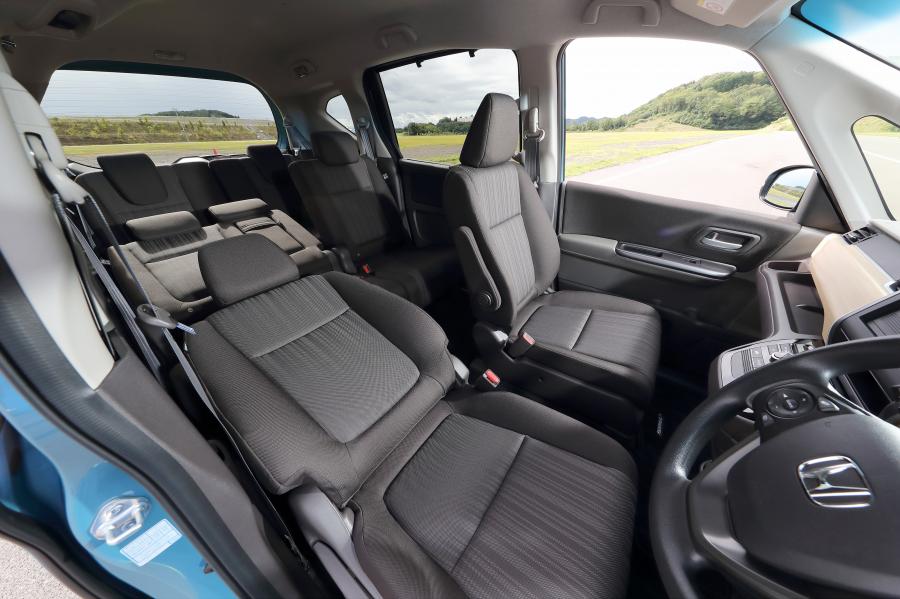 Интерьер Honda Freed Hybrid 2016 года  (фото 16 из 16)